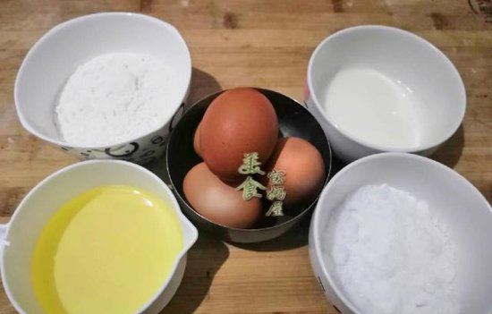 4个鸡蛋1碗面粉，教你<em>做蛋糕</em>卷，比戚风<em>蛋糕</em>做法简单又省时！
