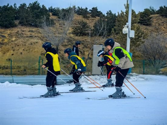 内蒙古鄂尔多斯：冰雪运动为青少年假期增趣赋能