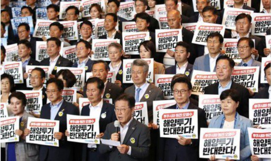韩国在野党组织烛光集会抗议<em>日本</em>排海，执政党回应引发网友不满