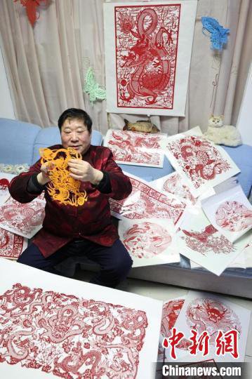 （新春走基层）南京非遗传承人创作龙年剪纸作品迎新春
