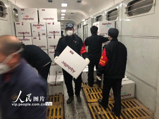武汉：一大批防护服、口罩等救援物资抵达<em>武昌火车站</em>