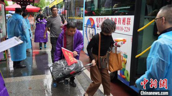 强降雨致上万名旅客滞留湖南<em>郴州</em> 当地上演紧急转运