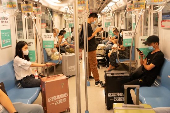 近日南京地铁被围观 年轻人的最后一次搬家 原来他们都是去往金...