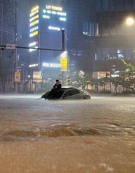 韩国首尔遭遇百年一遇暴雨：地铁进水<em> 1000</em>多辆汽车被淹 多人...