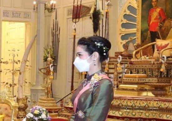 36岁诗妮娜炫耀恩宠，全身挂满皇家<em>珠宝</em>，身旁两位公主黯淡无光