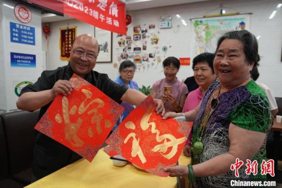 北京：社区老人包粽子迎端午