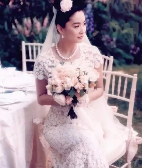 94年，林青霞准备把新娘花球抛给邓丽君，却哪里都<em>找不到人</em>