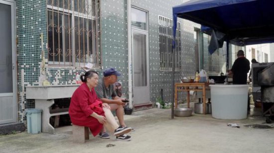 57岁北漂女工，在3㎡管道间里画画：这里安放我的灵魂