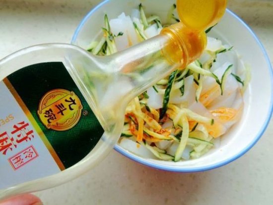 <em>夏季最火爆的</em>凉拌菜，是黄瓜和它拌一拌，爽口解暑又开胃