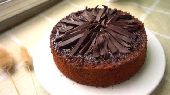 超醇厚黑<em>巧克力蛋糕</em>，丝滑口感让人欲罢不能，配焦糖奶油酱做法