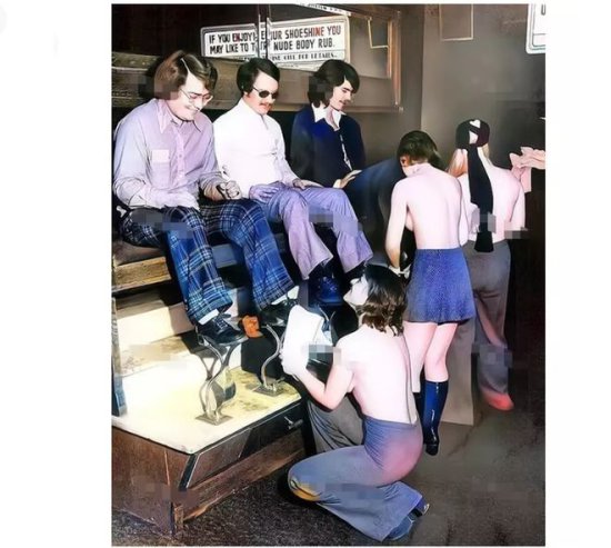 1975年，多伦多的一家<em>鞋店</em>，<em>女</em>员工们赤着上身为男顾客服务