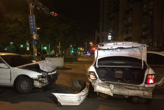 台北男子疑感情纠纷 开车狂撞另一车致2人送医