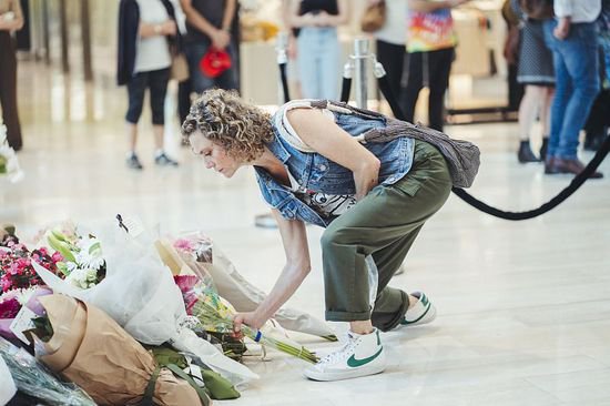 <em>澳大利亚悉尼</em>购物中心重新开放 民众献花悼念持刀袭击事件遇难者