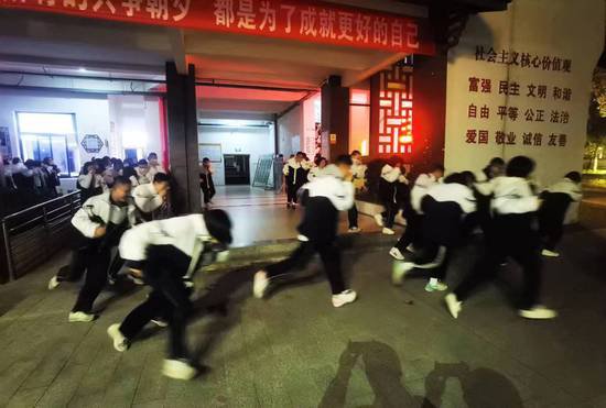 福建省宁化滨江实验中学成功举行夜间消防安全疏散演练
