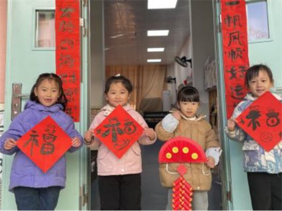 定南县第六公办示范幼儿园大班组开展“庆元旦，迎新春”活动