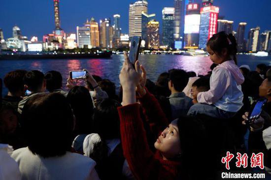 “五一”假期 游客欣赏上海黄浦江两岸夜景