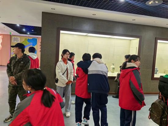 <em>商丘市</em>200多名师生到民权县博物馆参观学习