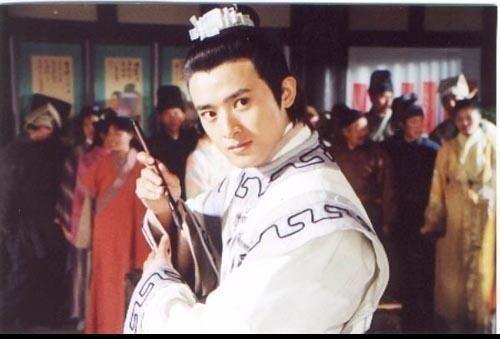 他曾扮演温文儒雅的公孙策，李冰冰刘小锋的同学，如今息影经商
