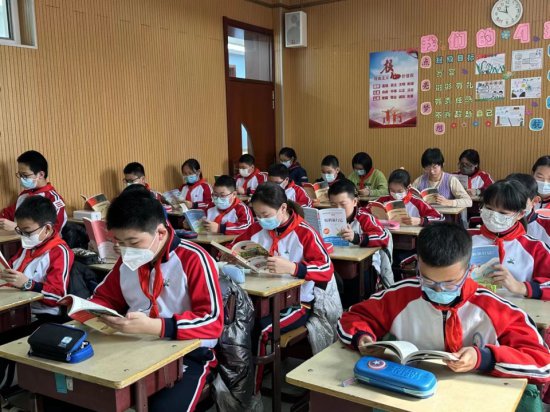 举办<em>读书</em>节、与作家面对面，新学期北京中小学生多了“书卷气”