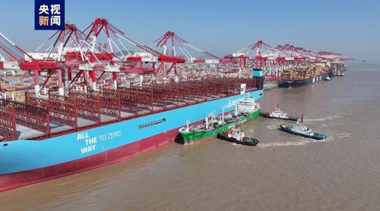 上海港完成大型集装箱船绿色甲醇“船-船”同步加注