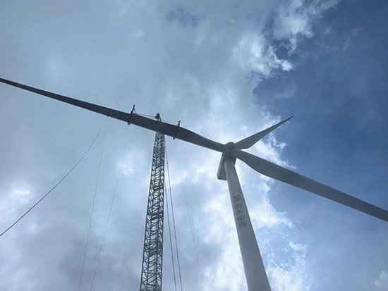 凉山州单机容量最大风电项目风机全部完成吊装