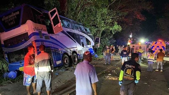 泰国一旅游大巴发生车祸 致14死35伤