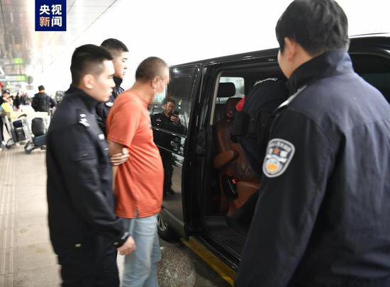 一名“红通”在逃犯罪嫌疑人被从新加坡遣返回国