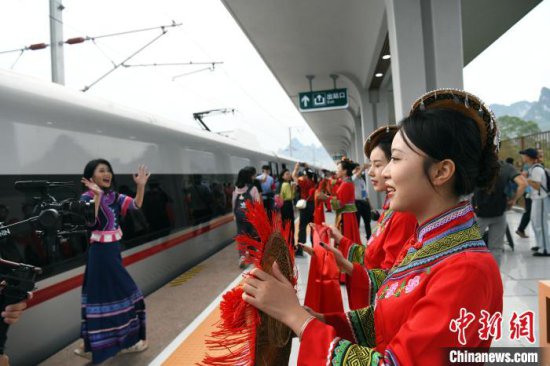贵南高铁全线贯通运营 中国唯一毛南族自治县通高铁