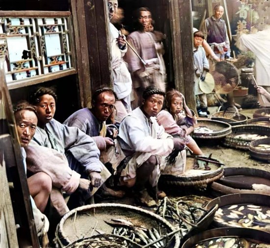 清朝老照片：集体出镜的妇女，街头耍杂技的小孩，<em>卖鱼的</em>鱼贩子