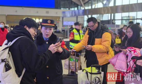 <em>武汉三大火车站</em>均24小时开放，近万名除雪打冰人员24小时待命