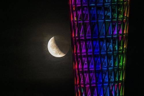 <em>看</em>，广州夜空上演“超级吃月亮”