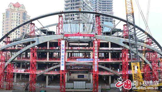 青岛国际邮轮港区地标建筑“世界之眼” 钢拱结构合拢封顶