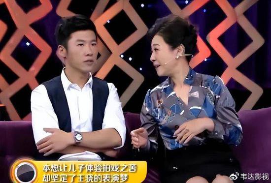 演员王骁：45岁走红，娶平凡妻子生一女，是母亲王馥荔的骄傲