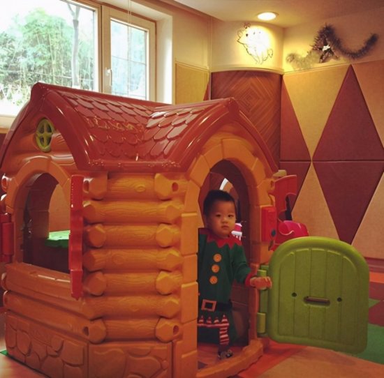 一起走进王学兵的家，儿童房就像一个小<em>城堡</em>，在家和儿子一起...