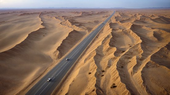 沙漠中孤僻的公路<em>风景图片</em>