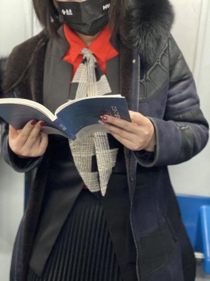 拍北京地铁上的<em>读书</em>人第四年：流量时代的阅读选择