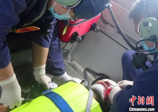 长江口附近海域渔民<em>头部受伤</em> 救助直升机首次携医务人员前往救助