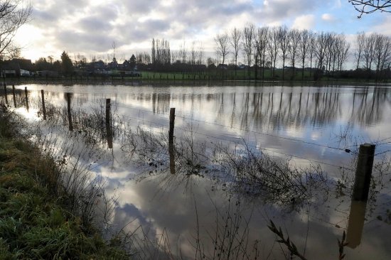 比利时遭遇暴雨天气<em> 洪水泛滥</em>淹没土地