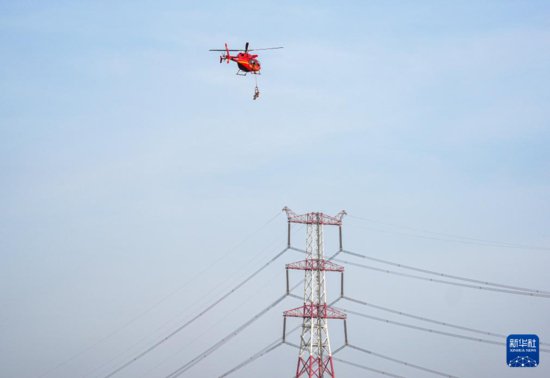直升机助力“电力医生”守护能源通道安全