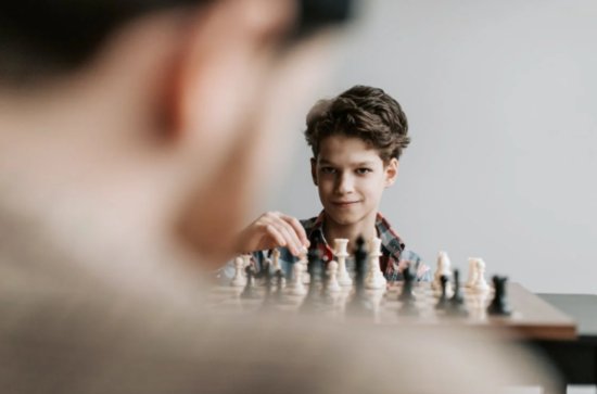 因为落子太快，7岁小棋手被国际象棋机器人折断了手指