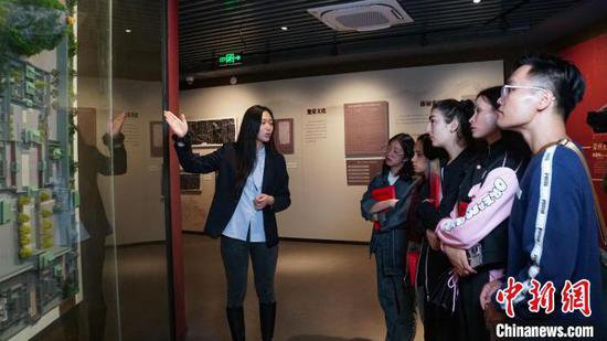 外国留学生游览桂林靖江王陵国家考古遗址公园