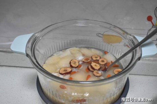 冬季干燥，广东人常用这些食材煲汤，润肺生津，味道清甜很好喝