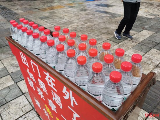 “渴了，拿一瓶”<em>成都餐馆</em>免费送矿泉水给路人 网友担心的并未...
