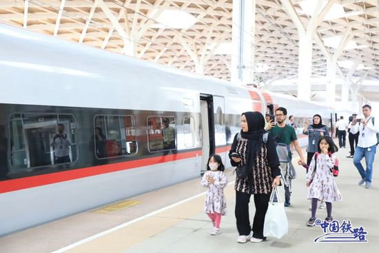 中印尼合作建设的雅万高铁10月17日正式开通运营