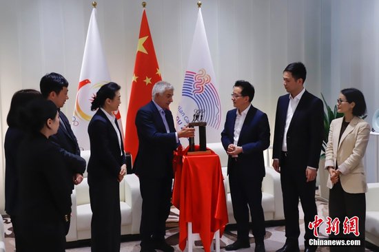 国际奥委会副主席小萨马兰奇在杭州捐赠“千禧门”<em>雕塑</em>