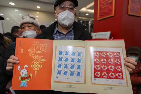 兔年特种邮票在上海发售，邮迷通宵排队