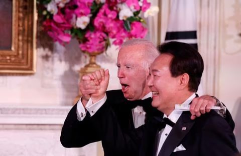 尹锡悦在白宫国宴唱《<em>美国派</em>》，拜登惊讶：“我都不知道你会...