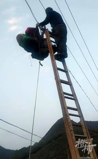 建德电线杆上挂着一男子，竟是从千岛湖玩滑翔伞飞来的……