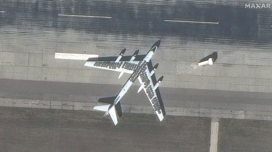 美媒：卫星图像显示，俄军往战略轰炸机上铺轮胎，疑为防止无...