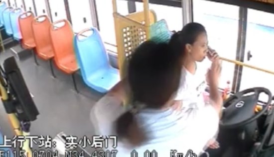 商丘女子骑电三轮逼停公交车 辱骂殴打司机